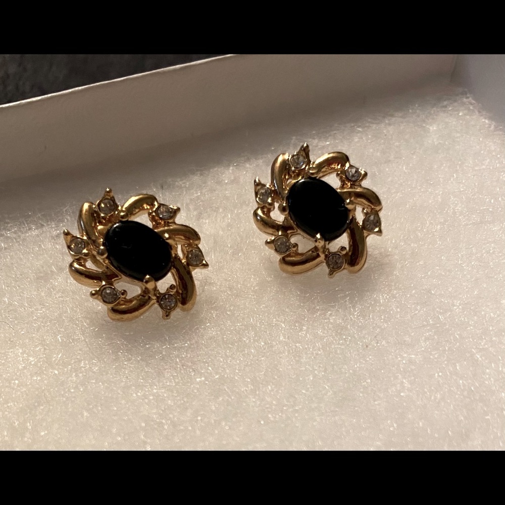 Beautiful Earrings 14k gold with black stone